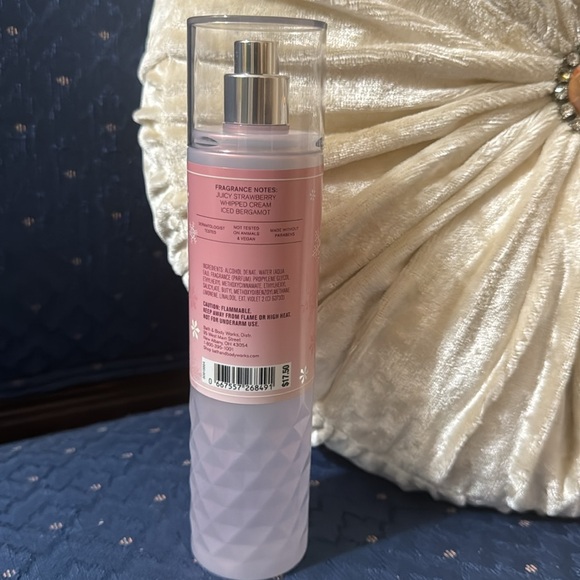 BATH & BODY WORKS SET. . . STRAWBERRY SNOWFLAKES SCENT - Picture 6 of 6